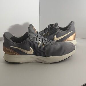 Nike Men's Shoes in Gray and Gold